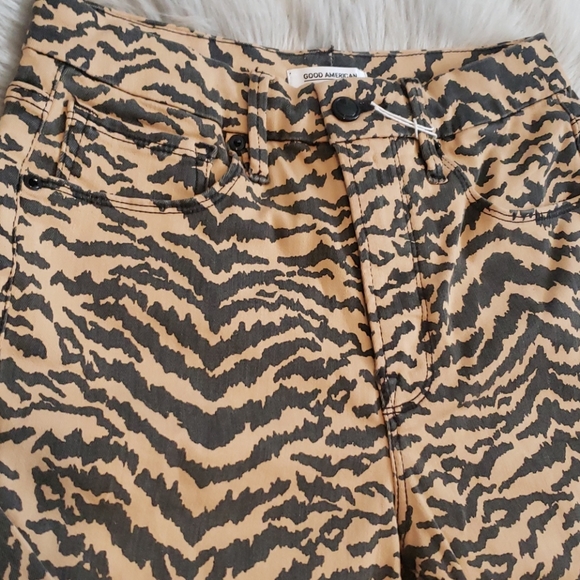 SALE! Good American Good Waist Crop Zebra - Picture 7 of 12